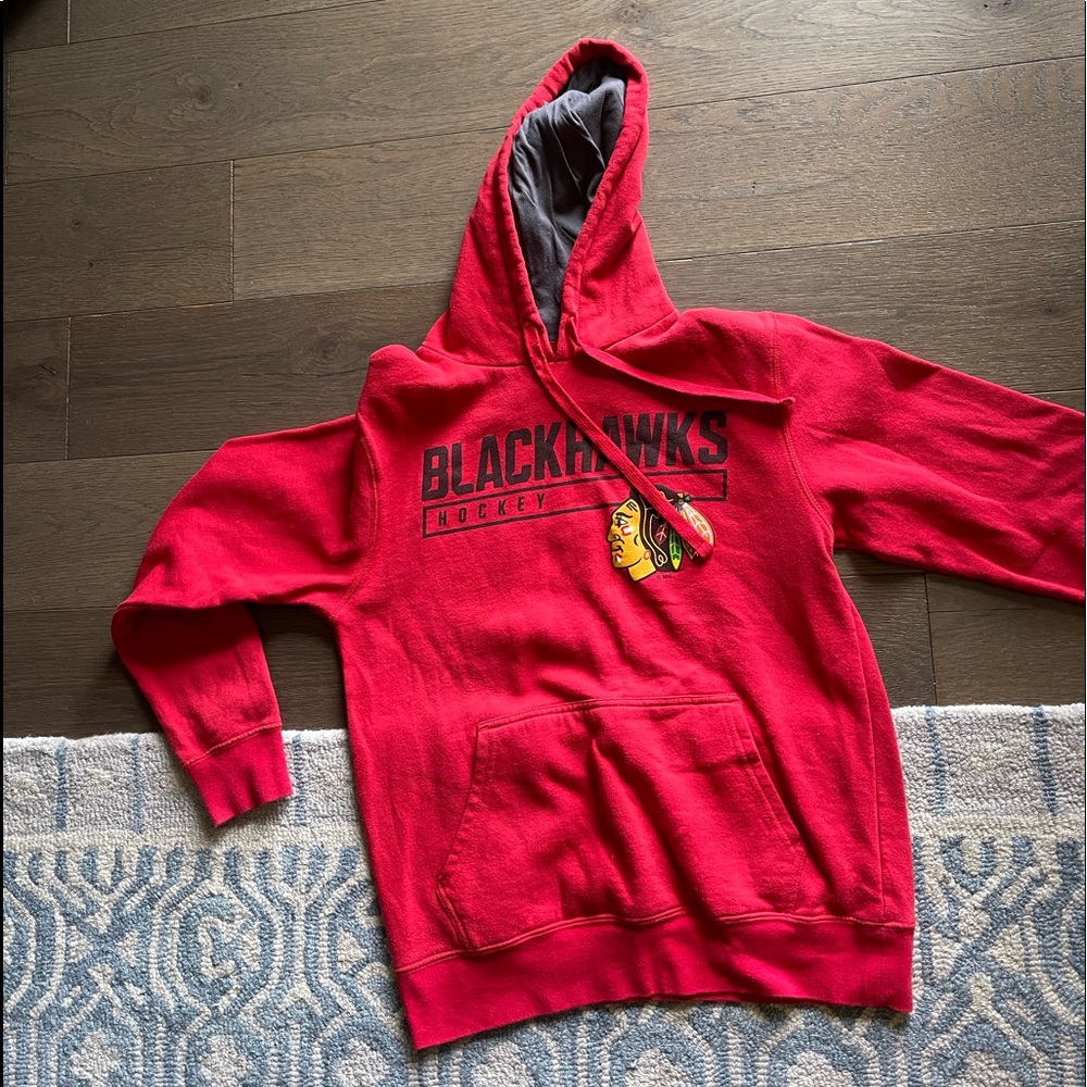 Red hoodie sweater black hawks. Mens med